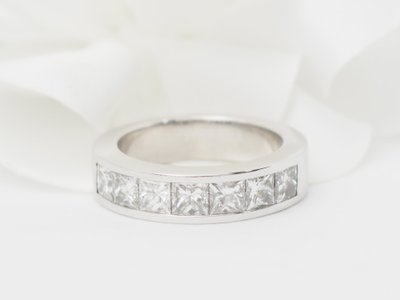 Fede nuziale in oro bianco con diamanti taglio principessa da 1,50 ct