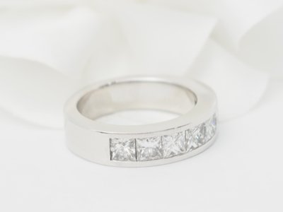Fede nuziale in oro bianco con diamanti taglio principessa da 1,50 ct