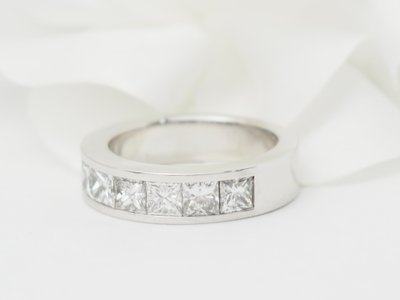 Fede nuziale in oro bianco con diamanti taglio principessa da 1,50 ct