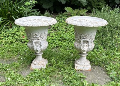 Pair of large Medici vases, cast iron garden property, fruit masks, 20th century