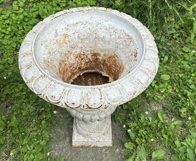Pair of large Medici vases, cast iron garden property, fruit masks, 20th century