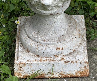 Pair of large Medici vases, cast iron garden property, fruit masks, 20th century