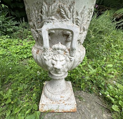 Pair of large Medici vases, cast iron garden property, fruit masks, 20th century