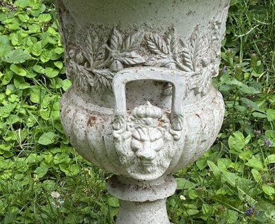 Pair of large Medici vases, cast iron garden property, fruit masks, 20th century