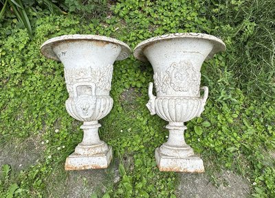 Pair of large Medici vases, cast iron garden property, fruit masks, 20th century