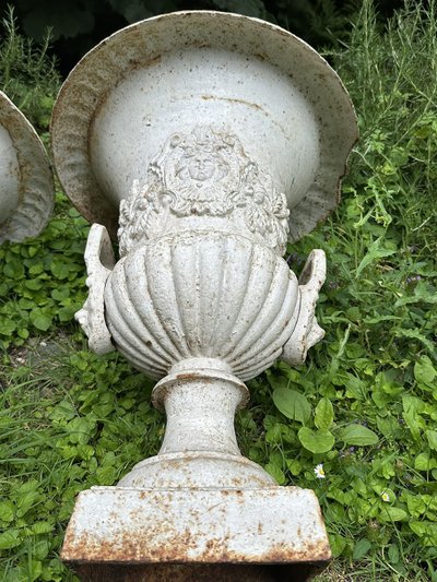 Pair of large Medici vases, cast iron garden property, fruit masks, 20th century