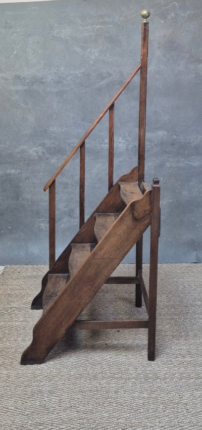 Scala della biblioteca in noce del XIX secolo