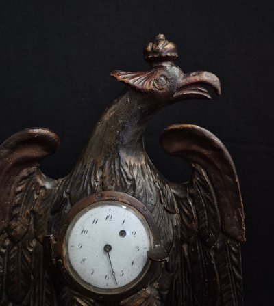 porte montre aigle en bois