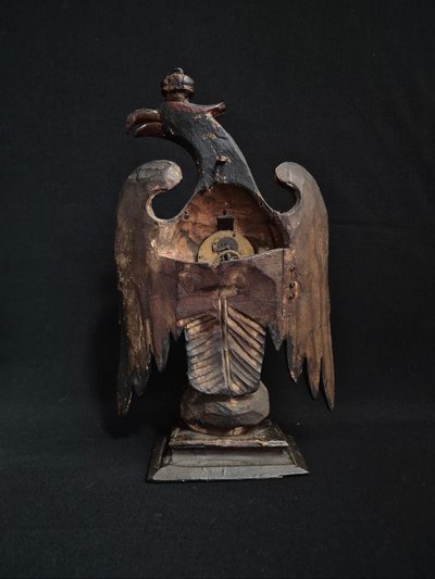 porte montre aigle en bois
