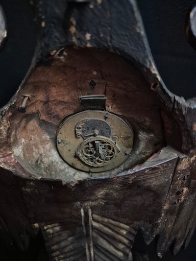 porte montre aigle en bois