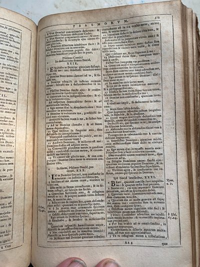 BIBLIA SACRA Vulgatae Editionis Sixti V. Pont. Mr. Iuslu recognized VIII. auctoritate eddita 1682 Col