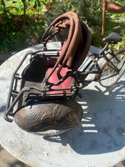 Bellissimo modello realistico di un taxi-bicicletta biposto come triciclo, modello degli anni '60