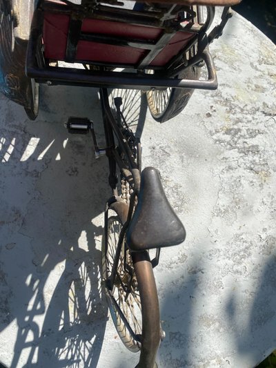 Bellissimo modello realistico di un taxi-bicicletta biposto come triciclo, modello degli anni '60