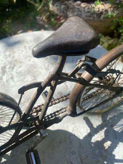Bellissimo modello realistico di un taxi-bicicletta biposto come triciclo, modello degli anni '60