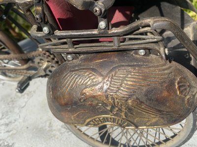 Bellissimo modello realistico di un taxi-bicicletta biposto come triciclo, modello degli anni '60