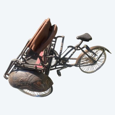 Bellissimo modello realistico di un taxi-bicicletta biposto come triciclo, modello degli anni '60