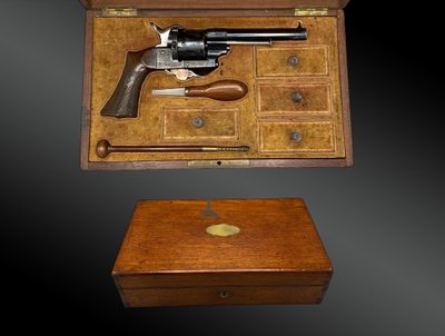 Coffret contenant un REVOLVER LEFAUCHEUX FINITION LUXE Belgique – XIXème siècle.