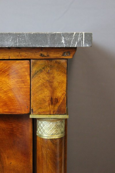 Comò Impero con colonne staccate in noce, inizio XIX secolo