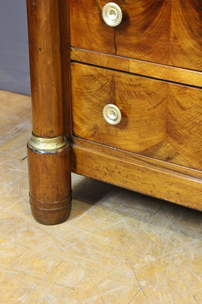 Comò Impero con colonne staccate in noce, inizio XIX secolo