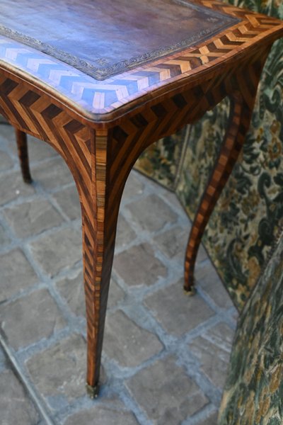 rare table de salon d époque Louis XV  .Attribuée à Adrien Delorme