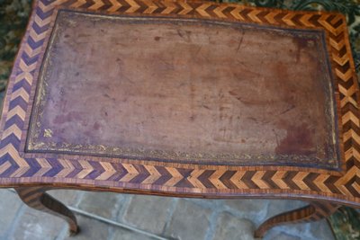 rare table de salon d époque Louis XV  .Attribuée à Adrien Delorme
