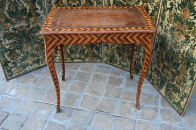 rare table de salon d époque Louis XV  .Attribuée à Adrien Delorme