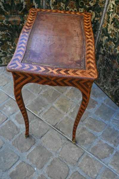 rare table de salon d époque Louis XV  .Attribuée à Adrien Delorme