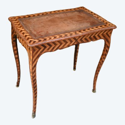 rare table de salon d époque Louis XV  .Attribuée à Adrien Delorme