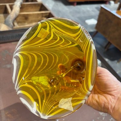 Grande cloche ancienne en verre du XIXe siècle. Jaune et blanc. Dimensions : hauteur 35 cm, diamètre 15 cm.