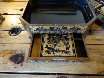 Grande scatola da cucito in porcellana nera e oro con lacca Canton e accessori in osso