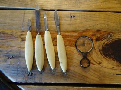 Grande scatola da cucito in porcellana nera e oro con lacca Canton e accessori in osso