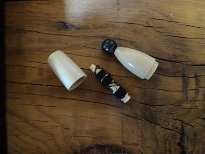 Grande scatola da cucito in porcellana nera e oro con lacca Canton e accessori in osso