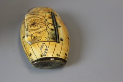 Tabacchiera in osso e corno, XIX secolo