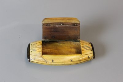 Tabacchiera in osso e corno, XIX secolo