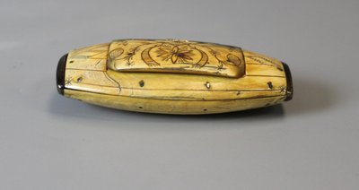 Tabacchiera in osso e corno, XIX secolo