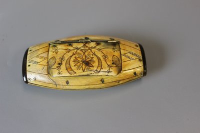 Tabacchiera in osso e corno, XIX secolo