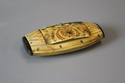 Tabacchiera in osso e corno, XIX secolo