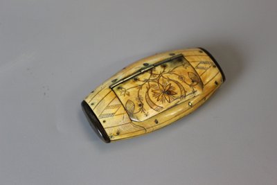 Tabacchiera in osso e corno, XIX secolo