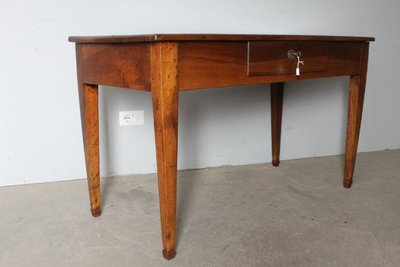 Antique Louis XVI walnut writing table, late 18th century, restored. Dimensions: 136 x 64 cm. Height: 79 cm.