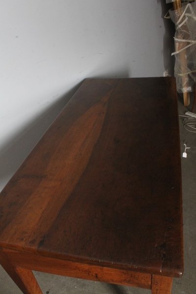 Antique Louis XVI walnut writing table, late 18th century, restored. Dimensions: 136 x 64 cm. Height: 79 cm.
