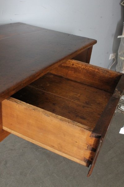 Antique Louis XVI walnut writing table, late 18th century, restored. Dimensions: 136 x 64 cm. Height: 79 cm.