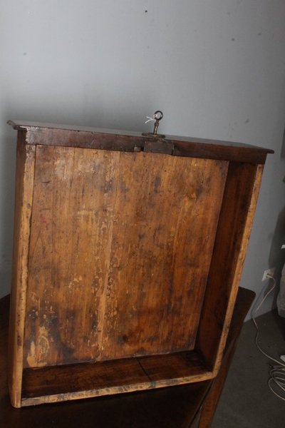 Antique Louis XVI walnut writing table, late 18th century, restored. Dimensions: 136 x 64 cm. Height: 79 cm.