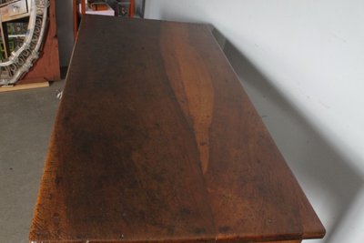 Antique Louis XVI walnut writing table, late 18th century, restored. Dimensions: 136 x 64 cm. Height: 79 cm.