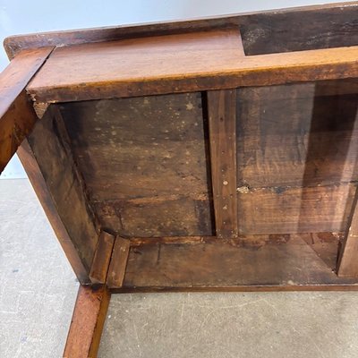 Antique Louis XVI walnut writing table, late 18th century, restored. Dimensions: 136 x 64 cm. Height: 79 cm.