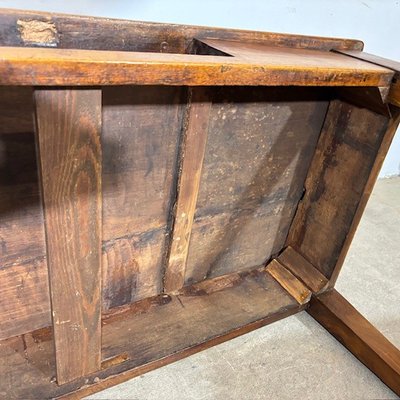 Antique Louis XVI walnut writing table, late 18th century, restored. Dimensions: 136 x 64 cm. Height: 79 cm.