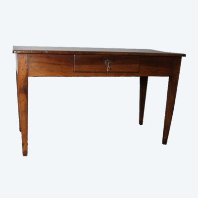 Antique Louis XVI walnut writing table, late 18th century, restored. Dimensions: 136 x 64 cm. Height: 79 cm.