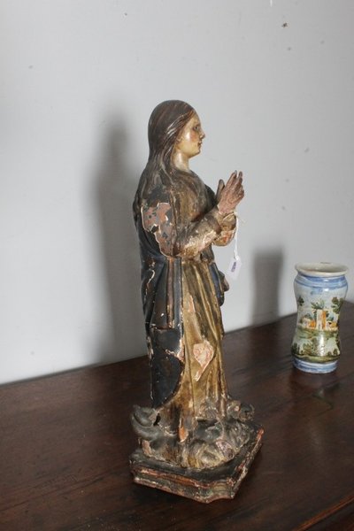 Ancienne sculpture en bois polychrome d'une Vierge, XVIIe siècle. H 46