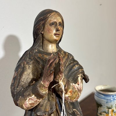 Ancienne sculpture en bois polychrome d'une Vierge, XVIIe siècle. H 46
