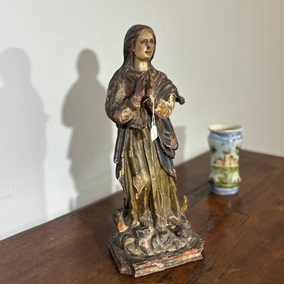 Ancienne sculpture en bois polychrome d'une Vierge, XVIIe siècle. H 46