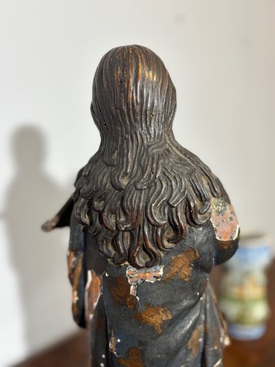 Ancienne sculpture en bois polychrome d'une Vierge, XVIIe siècle. H 46